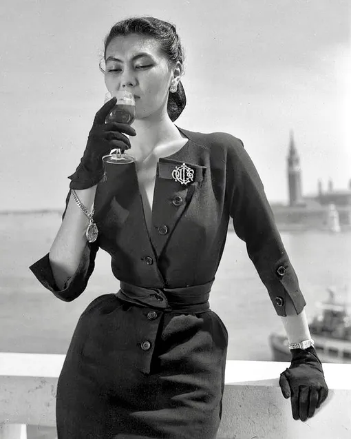 Алла Ильчун в платье Christian Dior, в Венеции, 1951 Алла Ильчун в платье Christian Dior, в Венеции, 1951