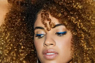 Розовый нюд и графичные смоки: самые модные варианты макияжа для новогодних вечеринок