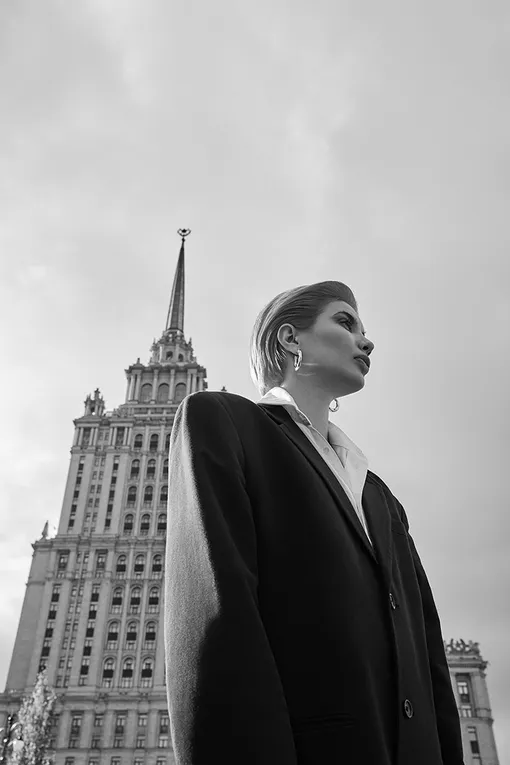 ЖАКЕТ И БЛУЗКА, Lesyanebo; СЕРЬГИ, Exclaim ЖАКЕТ И БЛУЗКА, Lesyanebo; СЕРЬГИ, Exclaim