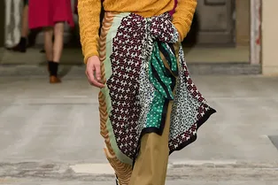 Как носить парео в городе? С брюками, как на показе Dries Van Noten Как носить парео в городе? С брюками, как на показе Dries Van Noten