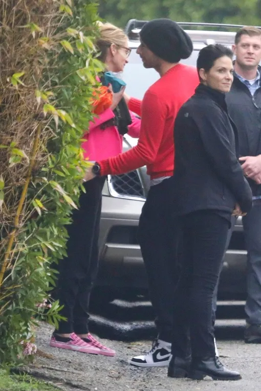 Именинник Крис Мартин встречает гостей