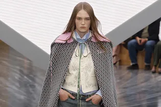 Герои (не) носят плащи: мы нашли главный модный хит 2026 года