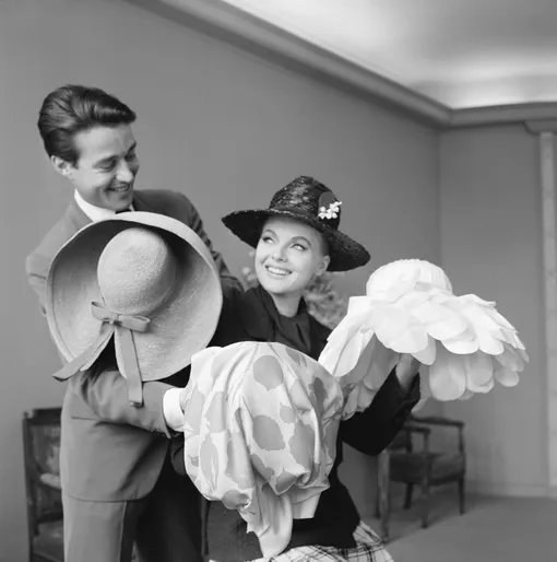 Холстон и актриса Вирна Лиси на примерке шляпок,