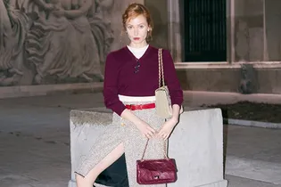 Не можете выбрать одну любимую сумку? Носите сразу две, как самые модные девушки