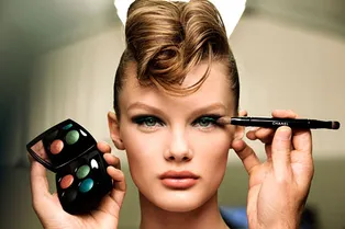 Зеленая подводка и рок-н-ролльная челка: бьюти-детали показа Chanel Haute Couture