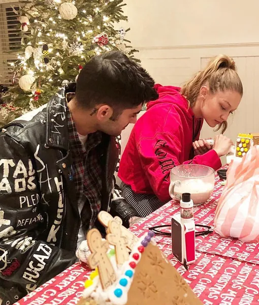 Зейн Малик и Джиджи Хадид готовят праздничный десерт Зейн Малик и Джиджи Хадид готовят праздничный десерт