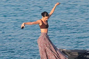 На пляж — в юбке макси: Кендалл Дженнер отдыхает на Миконосе