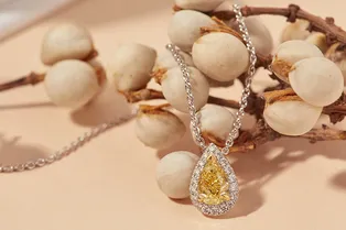 Солнце в руке: желтые бриллианты De Beers созданы, чтобы скрасить хмурый январь