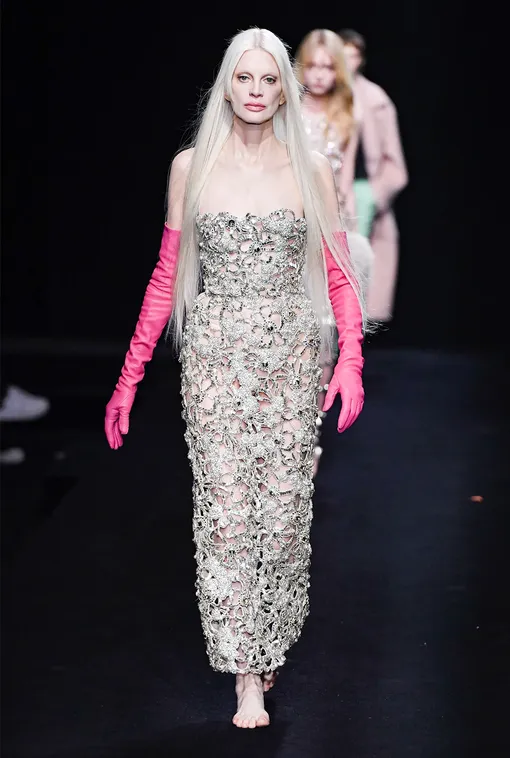 Кристен Макменами идет босиком после падения на показе Valentino Haute Couture весна-лето 2023