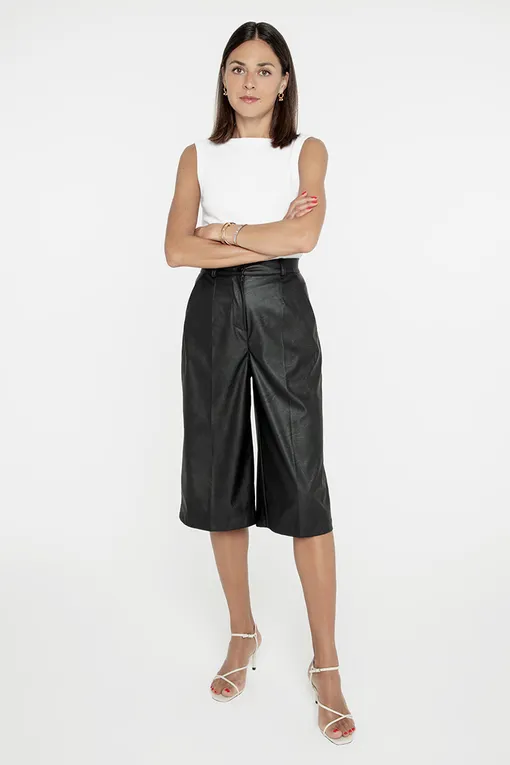 Топ Laurèl, бермуды Studio29, босоножки Massimo Dutti, серьги Jil Sander, браслеты – собственность Татьяны ТОП, Laurèl; БЕРМУДЫ, Studio29; БОСОНОЖКИ, Massimo Dutti; CЕРЬГИ, Jil Sander; БРАСЛЕТЫ – СОБСТВЕННОСТЬ ТАТЬЯНЫ