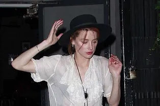 Джинсы скинни и блузка в викторианском стиле: Эмбер Херд в Лос-Анджелесе