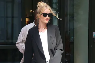 Ничего лишнего: Роузи Хантингтон-Уайтли в идеальном повседневном образе для холодного лета