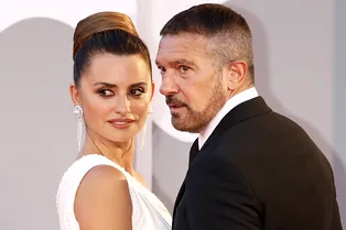 Пенелопа Крус в платье на одно плечо и Барбара Палвин в «объёмном» корсете на премьере фильма «Официальный конкурс»