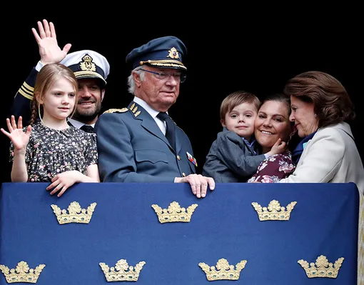 Король Швеции Карл XVI Густав и его внуки