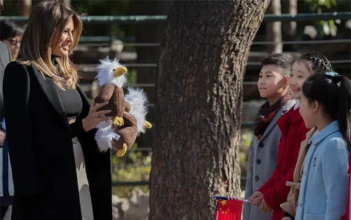 Мелания Трамп со школьниками в китайском зоопарке