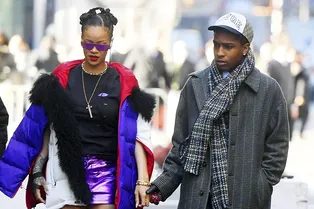 Как ярко одеваться зимой — посмотрите на Рианну в пуховике колор-блок и синих сапогах с эффектом металлик