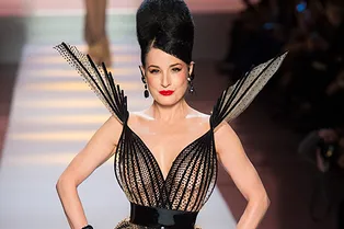 Самурайские платья, лифы-цветы и Дита фон Тиз на кутюрном шоу Jean Paul Gaultier