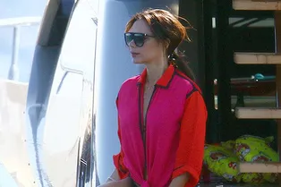 Виктория Бекхэм нашла альтернативу пляжному платью