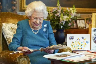 Елизавета II отмечает 70 лет со дня вступления на престол в аквамариновых брошах, подаренных ей отцом