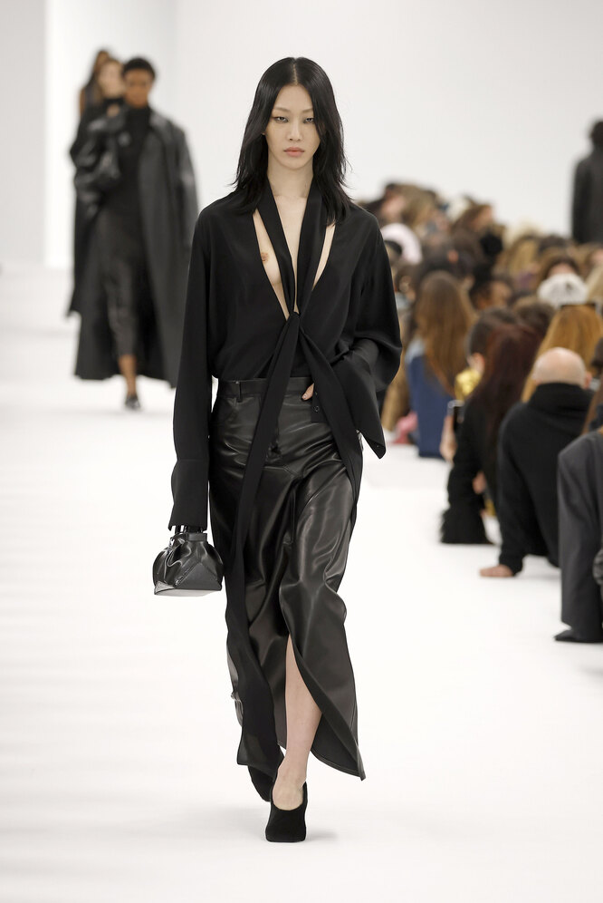 Givenchy, осень-зима 2023, макси — модный фасон юбок в 2023 году Givenchy, осень-зима 2023, макси — модный фасон юбок в 2023 году