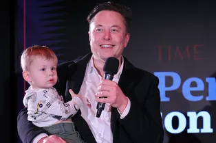 Илон Маск привел полуторагодовалого сына на церемонию Time, чем вызвал восторг и умиление зрителей