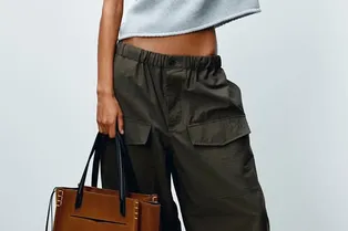 Брюки-карго возвращаются. Как носить их в 2026 году