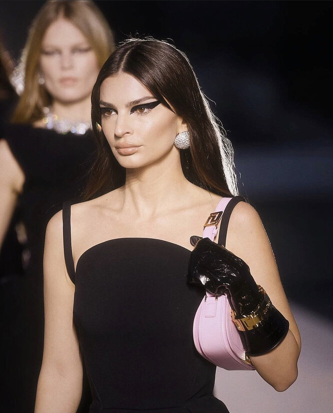 Эмили Ратаковски на шоу Versace осень-зима 2023/24