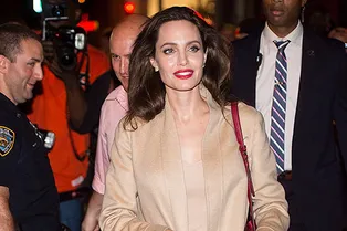 Анджелина Джоли в идеальном песочном пальто на осень