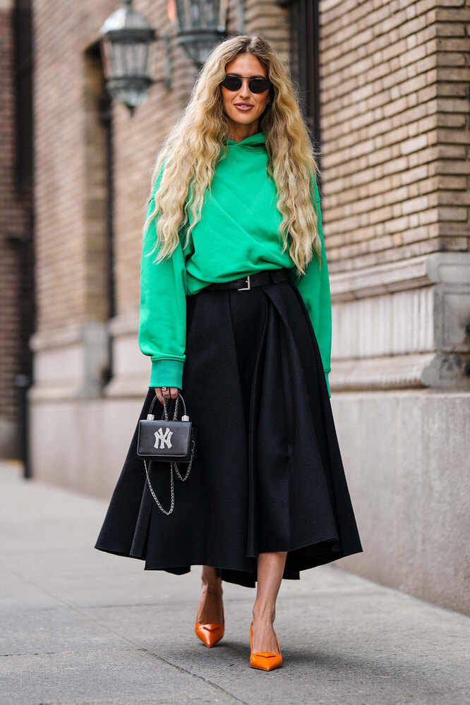 Балапанның сүті кеуделерінен сорылып жатыр Әдемі бетке отыру порносын көріңіз