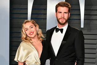 Майли Сайрус показала свадебное платье от Vivienne Westwood