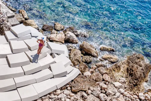 Канны-2016: На Лазурном берегу создали пляж из пенных блоков