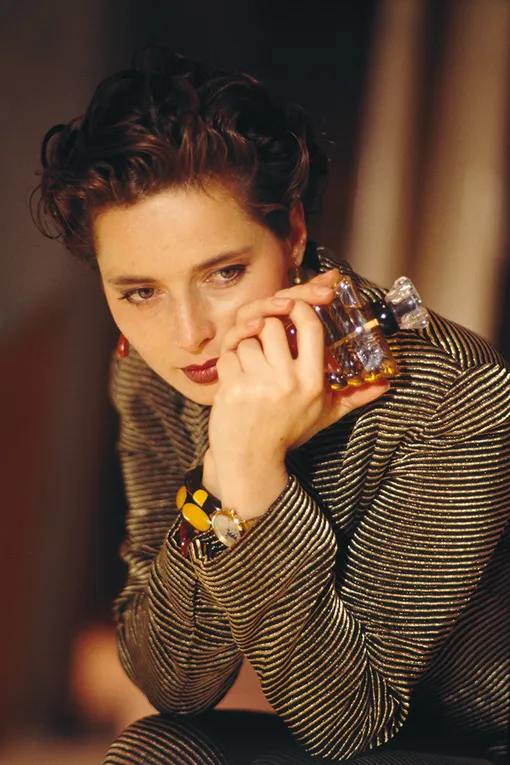 Изабелла Росселлини с парфюмом «Trésor» Lancôme в своем парижском бутике