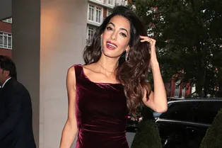 Амаль Клуни в королевском платье на званом ужине в Лондоне