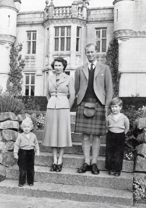 Королева с мужем и детьми