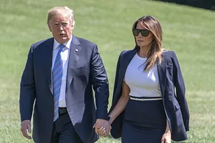 Классика не подведет: Мелания Трамп в костюме Michael Kors