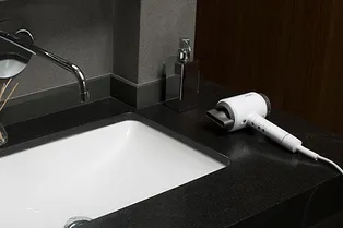 Как сократить время сушки волос и заодно уложить волосы феном