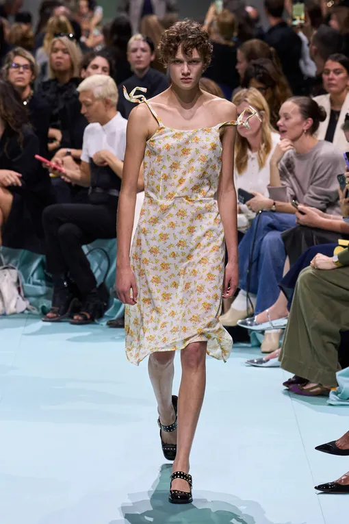 Prada весна-лето 2025