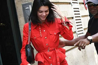 Кендалл Дженнер в алом тотал-луке в Париже