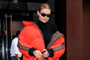 Джиджи Хадид примерила самый желанный пуховик зимы