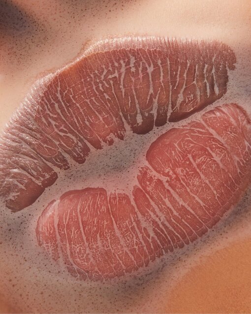 Как правильно ухаживать за кожей губ осенью 2024: советы и рекомендации