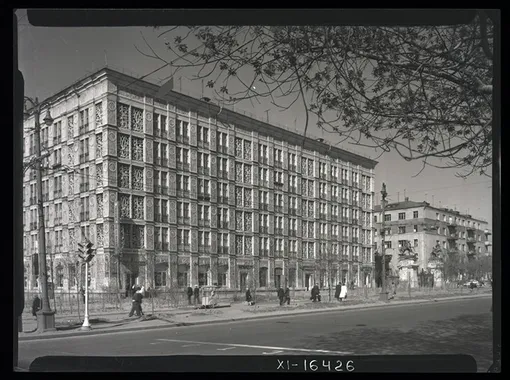 Шестиэтажный крупноблочный жилой дом на Ленинградском шоссе, построенный архитекторами А.К. Буровым и Б.Н. Блохиным в 1939-1940 году Шестиэтажный крупноблочный жилой дом на Ленинградском шоссе, построенный архитекторами А.К. Буровым и Б.Н. Блохиным в 1939-1940 году