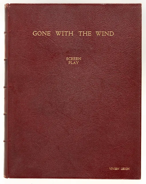 Сценарий фильма «Унесенные ветром», преподнесенный Вивьен Ли актерами, участвовавшими в сьемках фильма, с фотографиями (предположительно в 1939 г.).