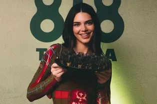 Созданы друг для друга: никто так не любит винтажные платья Jean Paul Gaultier, как Кендалл Дженнер