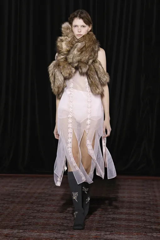 Simone Rocha осень-зима 2025/26 Simone Rocha осень-зима 2025/26