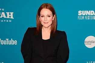 Нарядные туфли и строгий костюм: Джулианна Мур на премьере «После свадьбы»