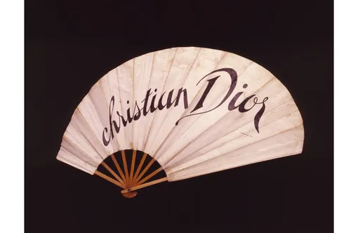 Веер Eventails Game для Christian Dior. Бумага и дерево. Франция, середина 20 века Веер Eventails Game для Christian Dior. Бумага и дерево. Франция, середина 20 века