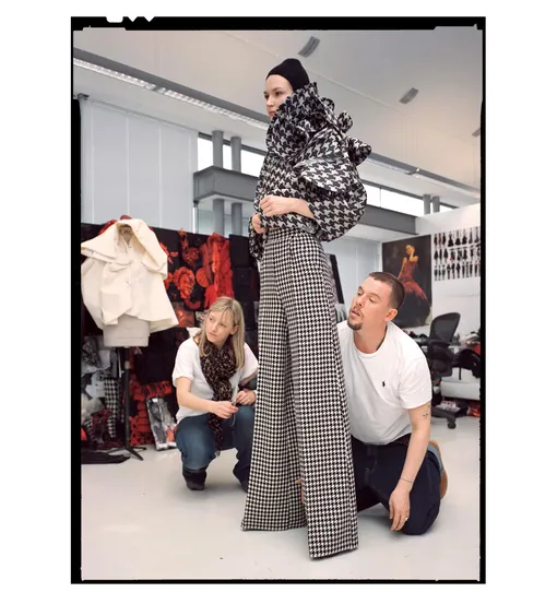 Сара Бертон и Александр Маккуин во время подготовки коллекции Alexander McQueen осень-зима 2009 Сара Бертон и Александр Маккуин во время подготовки коллекции Alexander McQueen осень-зима 2009