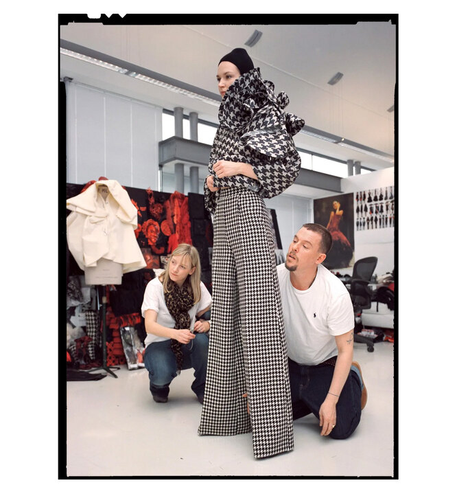 Сара Бертон и Александр Маккуин во время подготовки коллекции Alexander McQueen осень-зима 2009