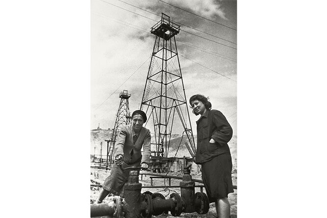 «Женщины в тылу. У буровой вышки», 1943. Фото: Евгений Халдей