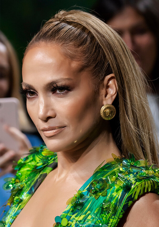 50-летняя Дженнифер Лопес на показе Versace весна-лето 2020